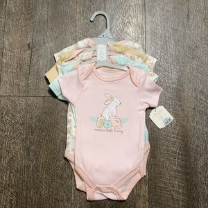 Babies 5piece onsesies size 0-3 months 2 body suit &3-6 months 3 body suit 15$